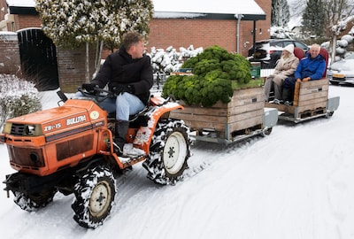Inwoners verrast door trekker met een kar vol appels en bloemkool: ‘Fantastisch dat hij dit doet’