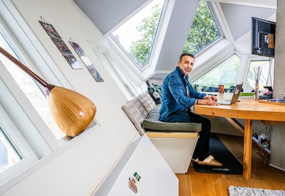 Huis met scheve muren te koop, maar is dat fijn wonen? ‘Je moet opletten dat je niet je hoofd stoot’