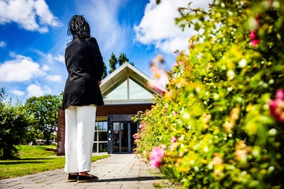 Rosa vluchtte voor levensgevaarlijke ex en krijgt nu geen huis meer in ‘haar’ dorp: ‘Zit opgesloten’