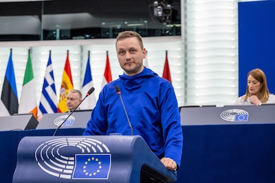 Dit is waarom de premier van Groenland geen pak draagt, maar blauwe jachtkleding