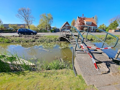 Vrouw overleden bij bizar ongeluk: BMW ramt auto, rijdt door en raakt tweede voertuig, met fatale afloop