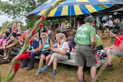 In Overasselt zit een wel heel relaxte rustplek voor Vierdaagse-lopers: ‘We serveren de soep in pors