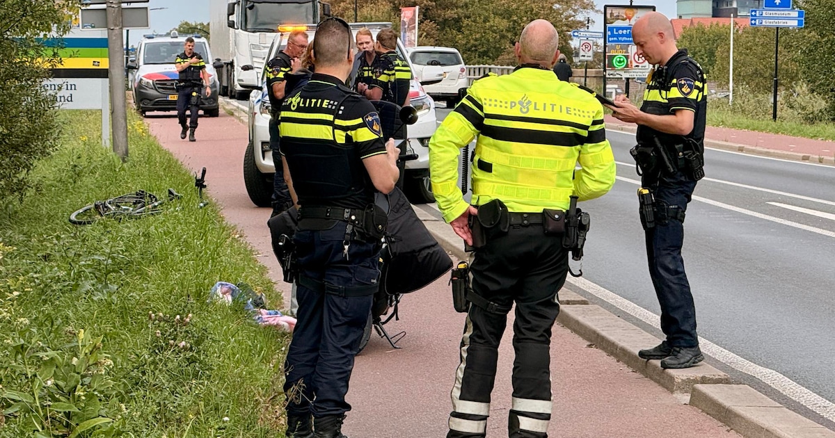 Gewonde bij ongeluk met scooterrijder en fietser, meerdere ambulances en traumaheli’s opgeroepen.