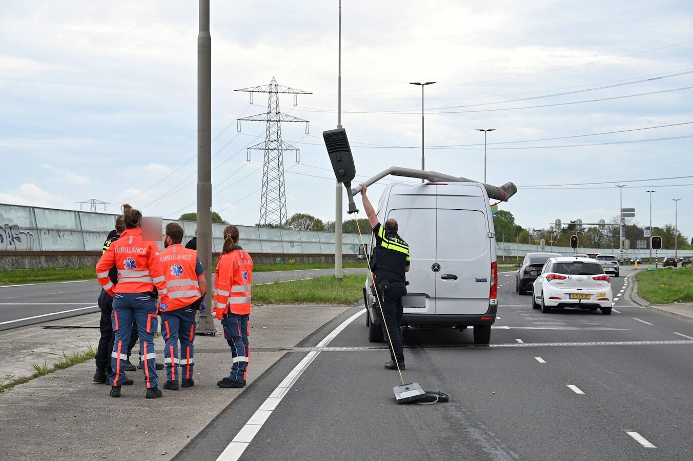 Bestelbus ramt lantaarnpaal en rijdt door met gevaarte op dak ...