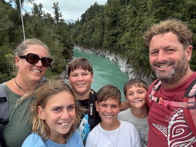 Met slagersmes een kokosnoot kraken: dit Nederlandse gezin verkocht álles en leeft nu al vier jaar op zee