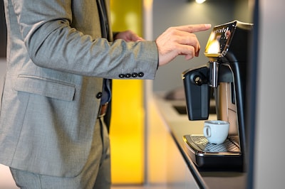 Sylvie moest plots plassen tijdens sollicitatiegesprek: 240 vrouwen slachtoffer van ‘experiment’ Franse ambtenaar