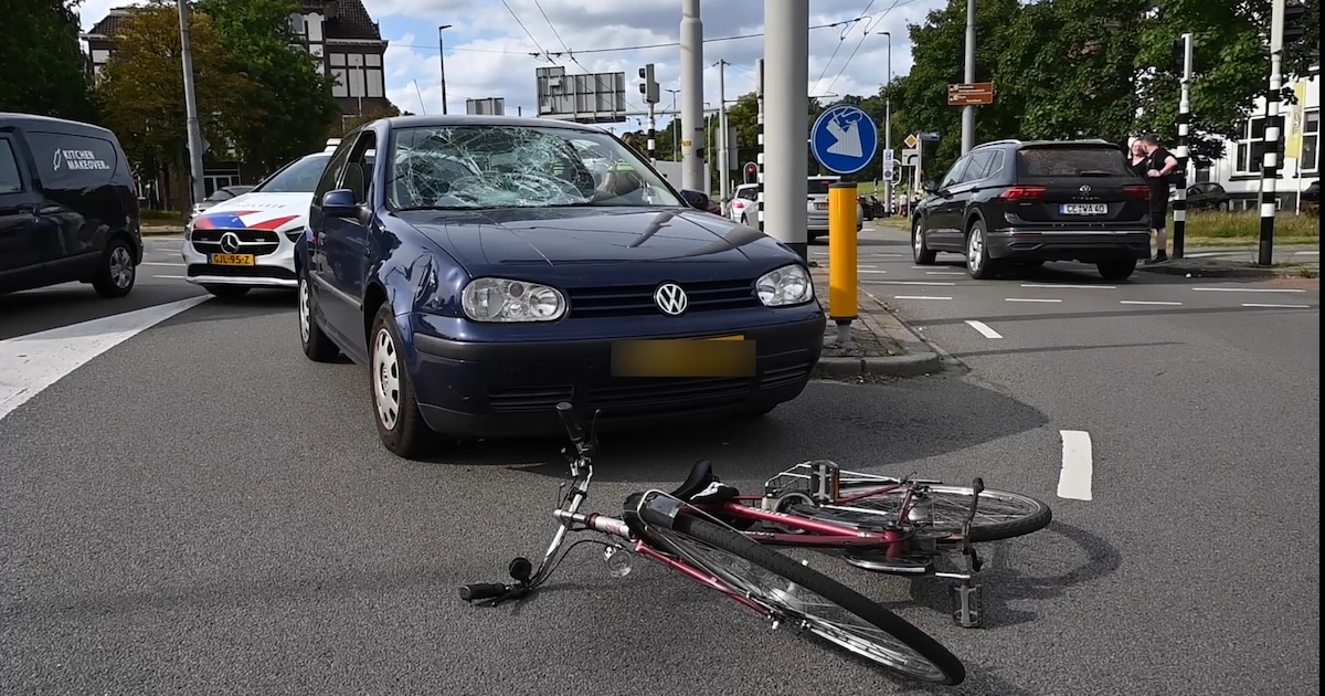 Fietser gewond na botsing op druk kruispunt in Arnhem.