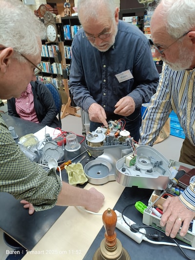 Repair Cafe in Buren repareert kapotte spullen