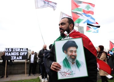 Zwaargewond, in coma of dood: volop speculatie over het lot van afwezige Mojtaba Khamenei