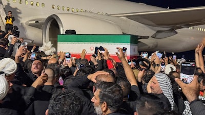 Lichaam van Iraanse ayatollah Ali Khamenei met vliegtuig aangekomen in Irak