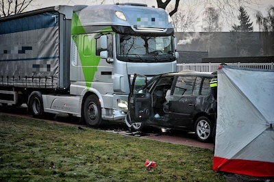 Man (66) overleden bij ernstig ongeluk: auto botst frontaal op vrachtwagen