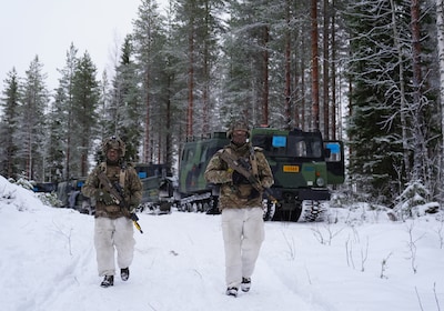 Terwijl de wereld naar Iran kijkt, groeit Russisch leger langs Finse grens: ‘Potentieel oorlogsgebied’