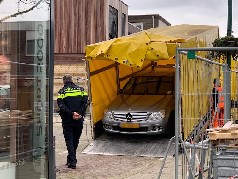 De auto van Frank Schrijen wordt afgevoerd.