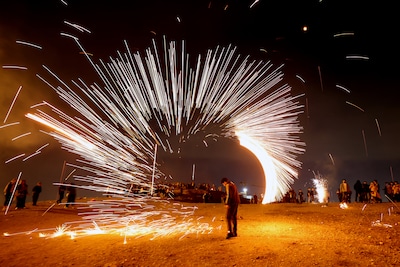 Live Oud en Nieuw | Brandweer blust eerste vuurwerkbrand bij basisschool • Volg hier het laatste nieuws