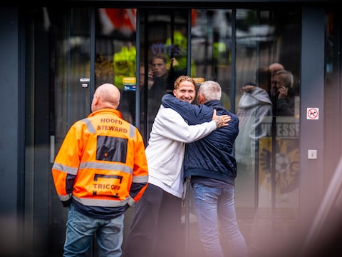 Alexander Büttner wordt omhelsd, wanneer hij het trainingscomplex van Vitesse op Papendal verlaat.