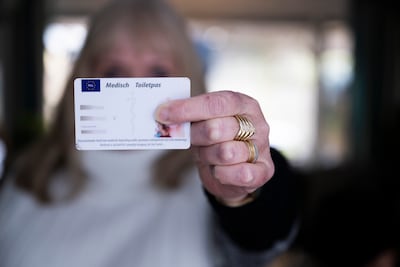 Debby werd door kanker incontinent, maar haar toiletpas wordt vaak niet erkend: ‘Stond met tranen in de ogen’