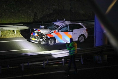 Ernstig ongeluk met politieauto: man overleden