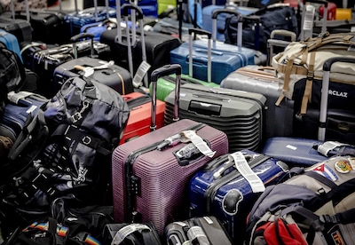 Schiphol druk met terugbezorgen van koffers na storing