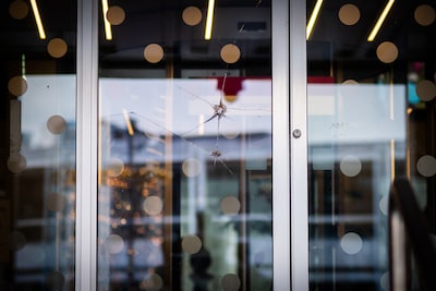 Niemand weet hoe de gaten in de deur van de rechtbank zijn ontstaan: kogelgaten zijn het in ieder geval niet