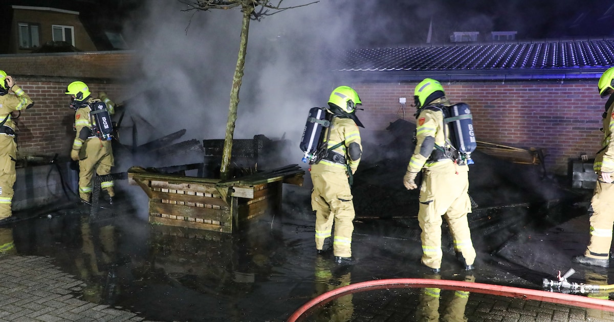 Uitslaande brand verwoest houten berging in Lunteren, auto zwaar beschadigd