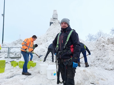 Peter (36) lanceert maandagochtend wild plan vanuit bed, dinsdag filmt SBS6 al bij zijn sneeuwreus: ‘Gekkenhuis’