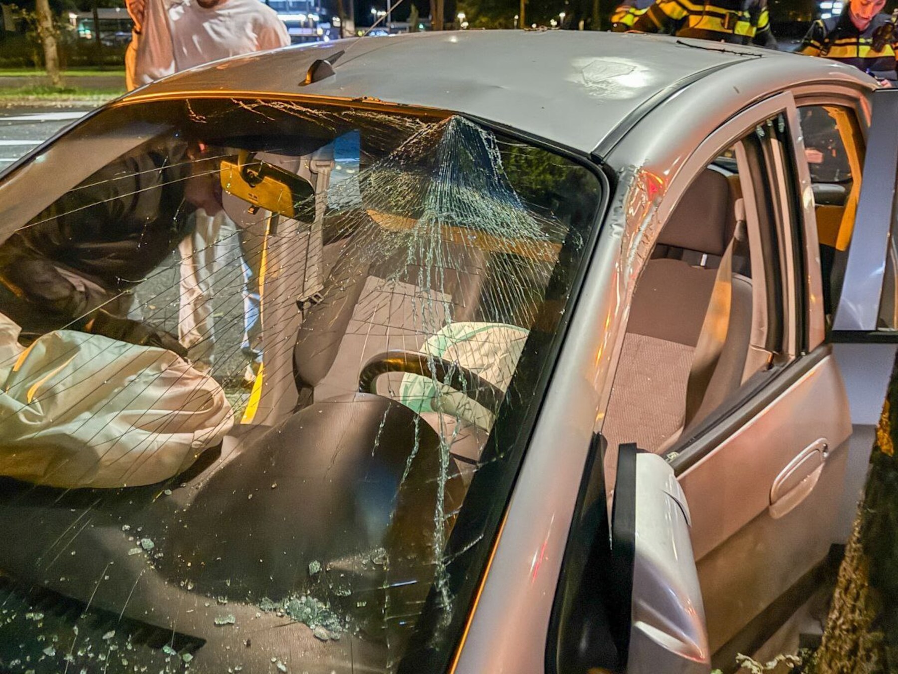 Bestuurder op Hengelosestraat verliest controle: drie inzittenden door ambulancepersoneel nagekeken