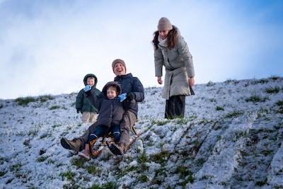 Sneeuwpret in Huissen, sleetjes roetsjen van de dijk