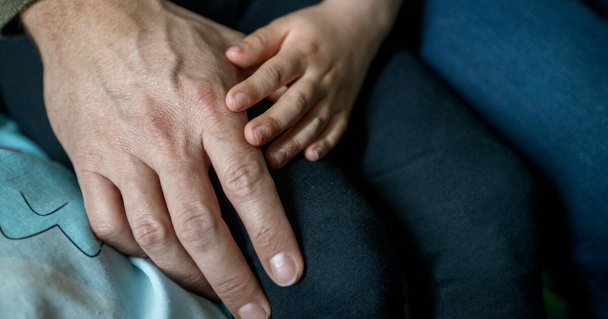 Drie zoontjes beschuldigen stiefvader van misbruik, hij ontkent alles: ‘Ik viel van mijn stoel’