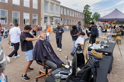Hoe het leven in het azc in Veenendaal er echt uitziet: slapen met meerdere mensen op een kamer en zelf koken