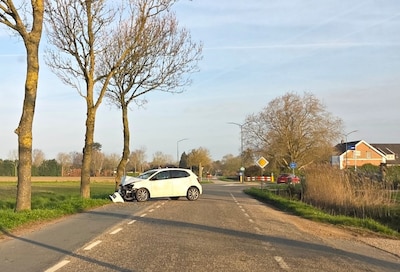 Auto botst tegen boom langs Esterweg in Est