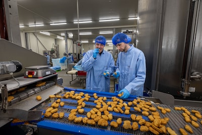 Uitgerekend op Urk vindt Simon een bondgenoot in zijn missie: vis maken zonder vis