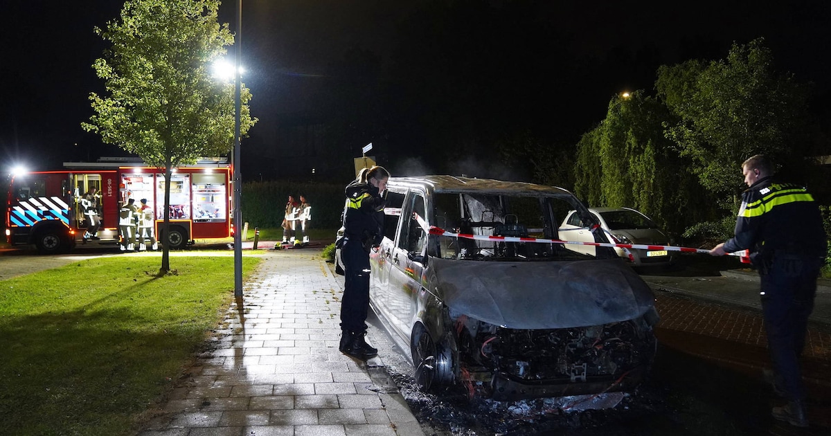 Bedrijfsbus in brand in Zaltbommel, brandstichting niet uitgesloten