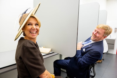 Recalcitrante koning plaagt koningin Máxima in Fernandes-fabriek: 'Heb jij al wat?'