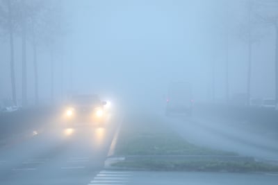 KNMI waarschuwt weggebruikers: dichte mist in het noorden breidt zich zuidwaarts uit