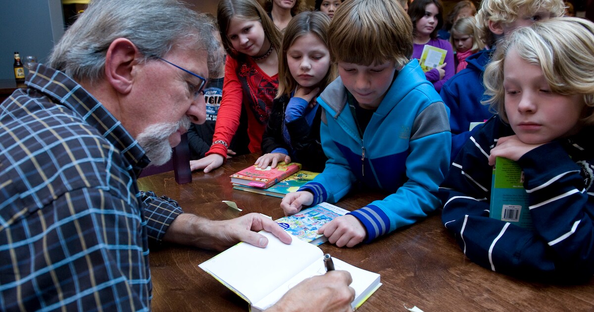 In de rij voor een handtekening van de bekende schrijver, maar dan gaat ...