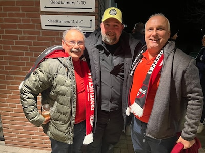 De Treffers speelt een derby, dus rijdt de Vlaamse Peter (58) bijna drie uur om zijn ploeg te zien