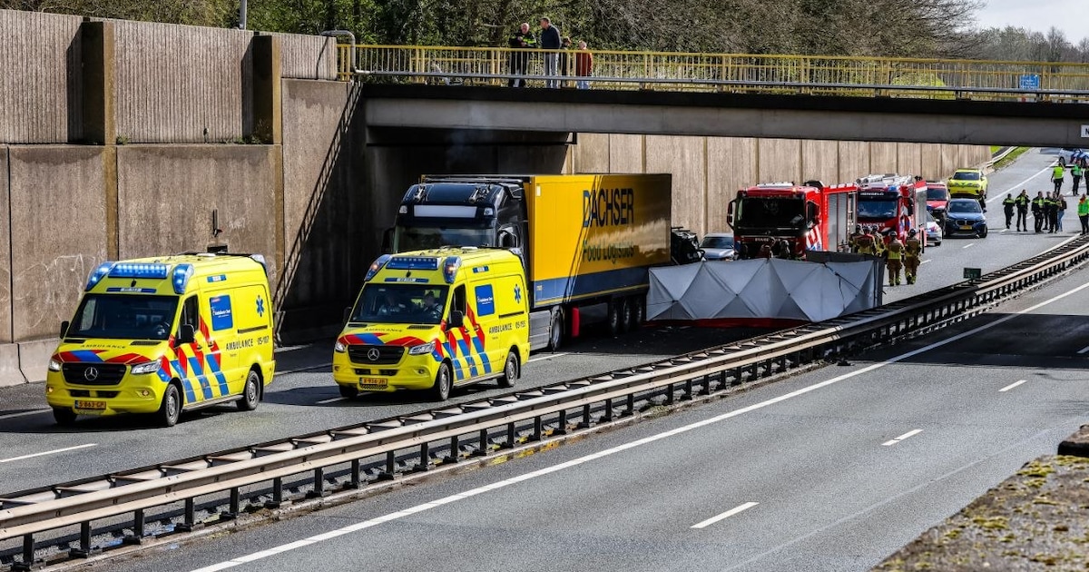 Man (37) overleden bij ongeval op A1: busje reed achterop vrachtwagen