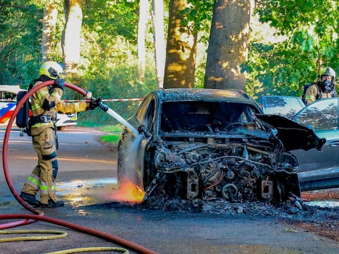 Brandweer in actie bij de autobrand in Escharen.