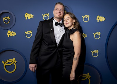 Danïel en Danique doen wedstrijdje buik showen en Loiza is weer opgeladen