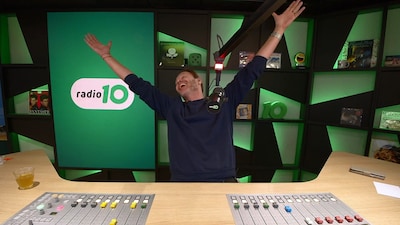 Gijs Staverman komt er live op de radio achter dat hij een kleinzoon krijgt