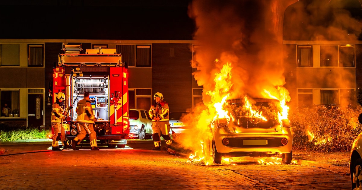 Auto volledig in brand in de Meeuwenstraat in Wijchen