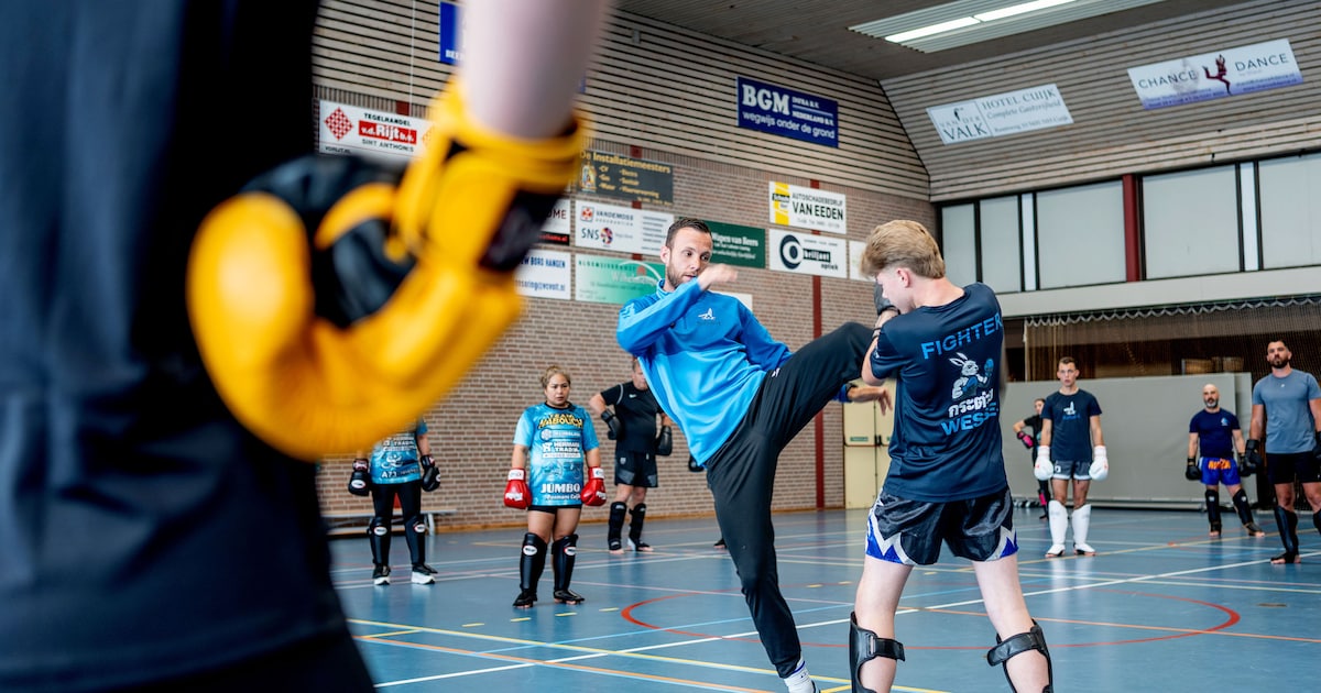 Kickbokskampioen Robbie (34) laat in deze sporthal zien hoe je ‘vecht ...