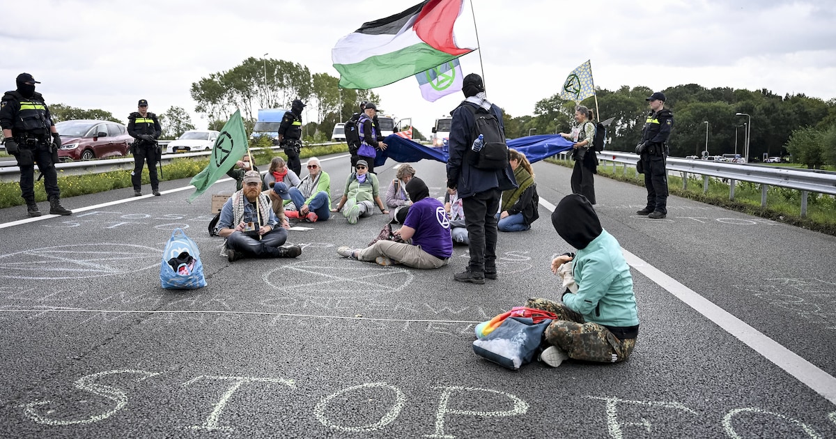 klimaatactivisten-van-extinction-rebellion-tijdens-een-blokkade-van-de-snelweg-a12