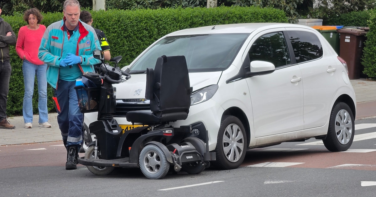 Vrouw op scootmobiel gewond bij aanrijding op rotonde in Bennekom