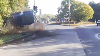 KIJK | Auto gaat over de kop tijdens achtervolging in VK