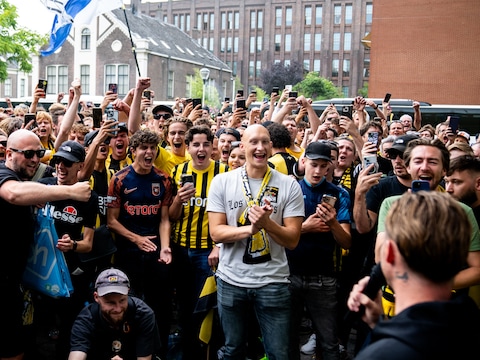 Grote drukte in Utrecht, waar honderden Vitesse-fans de rechtszaak om behoud van de licentie bijwoonden. 