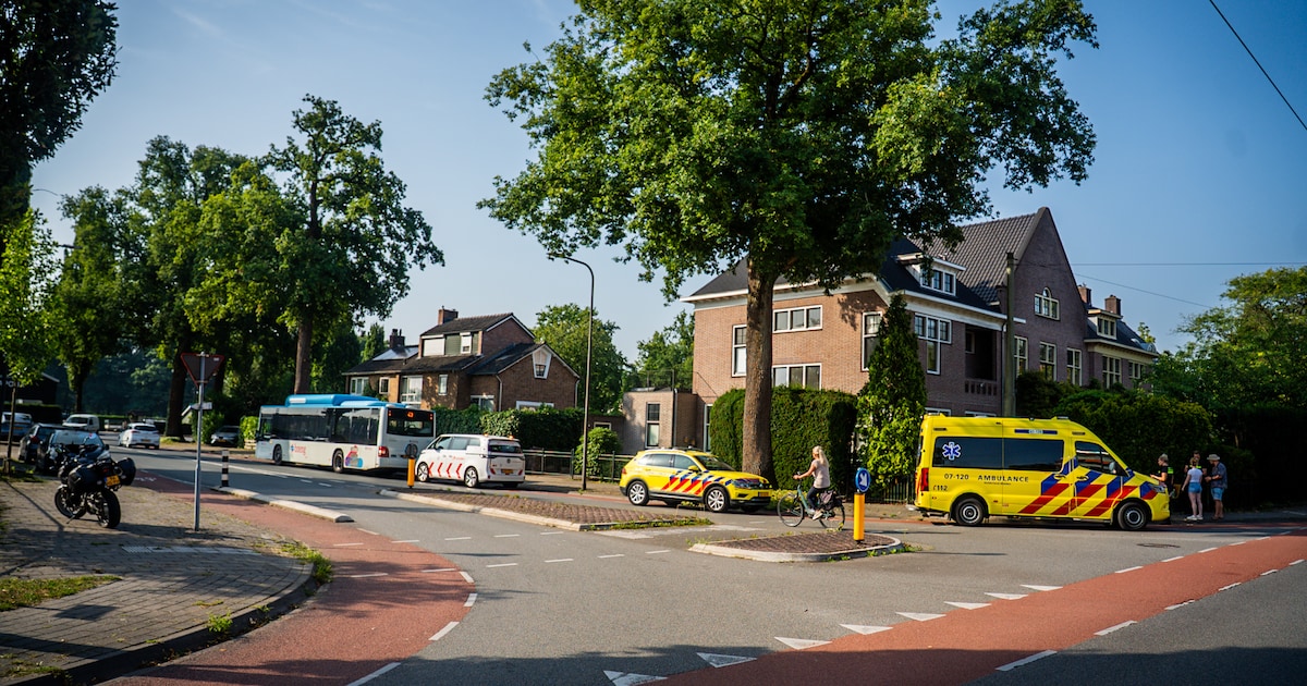 Motorrijder gewond bij botsing met lijnbus in Velp.