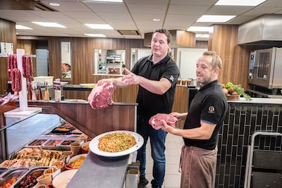 Hij is pas 29 en heeft nu al twee slagerijen, maar Tim zegt óók: ‘Minder vlees eten is zeker niet slecht’