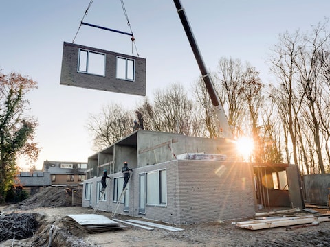 Prefab-woningen van Slokker in aanbouw in Ermelo.