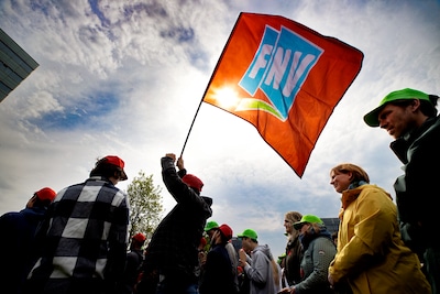 FNV wil zes procent meer loon en dat het minimumloon zo snel mogelijk naar 18 euro per uur gaat